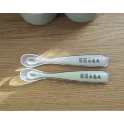 BÉABA Couverts Vaisselle Et Bavoirs*Lot 2 cuillères 1er âge silicone avec boite de transport Vert sauge/Gris velours Windyblue