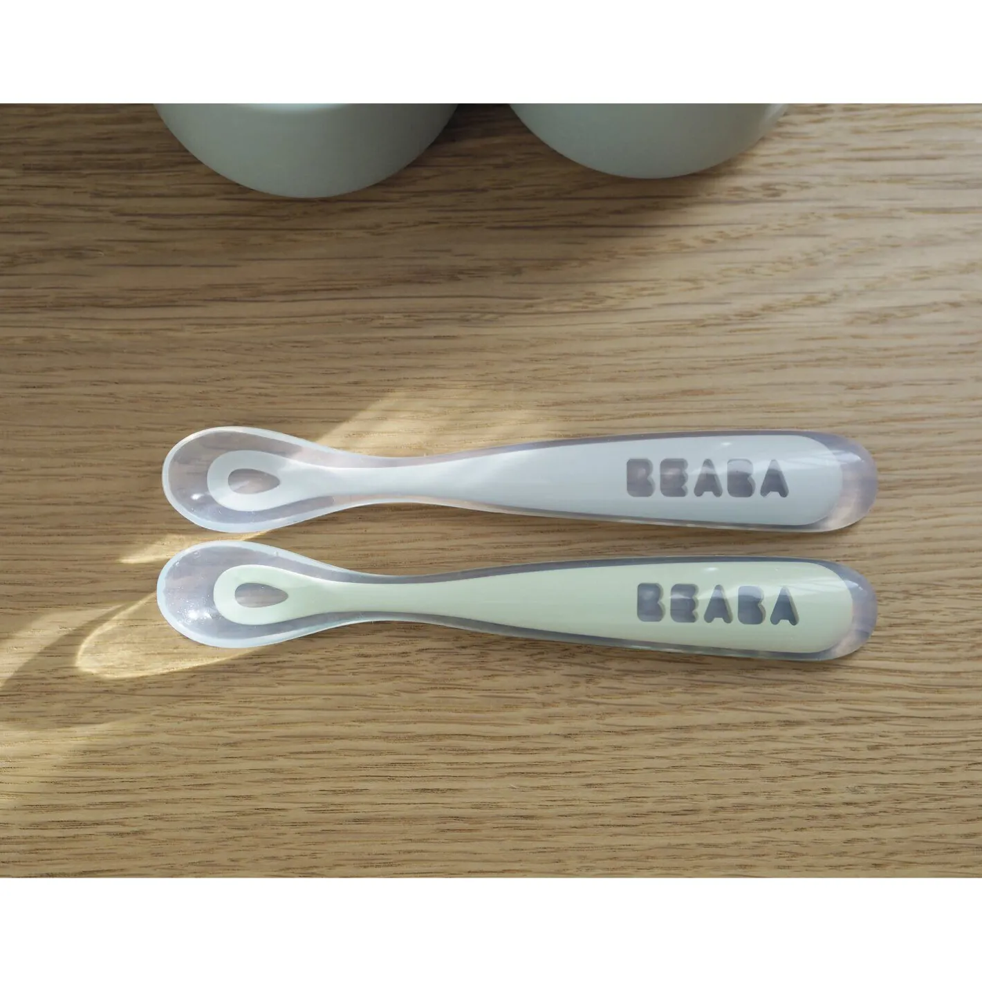 BÉABA Couverts Vaisselle Et Bavoirs*Lot 2 cuillères 1er âge silicone avec boite de transport Vert sauge/Gris velours Windyblue